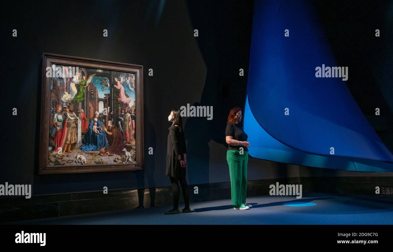 The National Gallery, Londra, Regno Unito. 8 dicembre 2020. Rilevamento del non visto: Step into Gossaert‘s ‘Adorazione’ è una mostra interattiva che esplora Jan Gossaert‘s ‘l’Adorazione dei Re’ (1510-1515), e che si tiene dal 9 dicembre 2020-28 febbraio 2021 utilizzando immagini digitali ad alta risoluzione e un’interazione basata sui gesti per consentire al visitatore di esplorare l’opera, l’originale che si trova nella stessa stanza. Il personale della National Gallery mostra la mostra, aperta a gruppi di 3 visitatori, a ciascun gruppo viene assegnata una slot di 15 minuti per visualizzare l'evento interattivo. Credit: Malcolm Park/Alamy Live News. Foto Stock