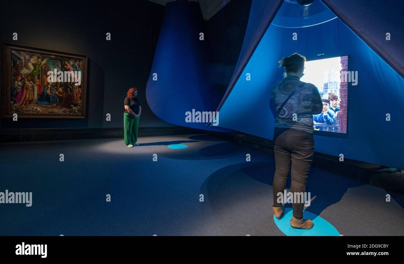 The National Gallery, Londra, Regno Unito. 8 dicembre 2020. Rilevamento del non visto: Step into Gossaert‘s ‘Adorazione’ è una mostra interattiva che esplora Jan Gossaert‘s ‘l’Adorazione dei Re’ (1510-1515), e che si tiene dal 9 dicembre 2020-28 febbraio 2021 utilizzando immagini digitali ad alta risoluzione e un’interazione basata sui gesti per consentire al visitatore di esplorare l’opera, l’originale che si trova nella stessa stanza. Il personale della National Gallery mostra la mostra, aperta a gruppi di 3 visitatori, a ciascun gruppo viene assegnata una slot di 15 minuti per visualizzare l'evento interattivo. Credit: Malcolm Park/Alamy Live News. Foto Stock