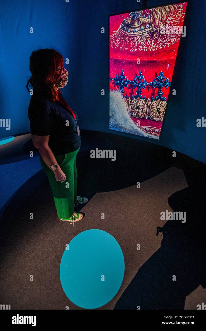 Londra, Regno Unito. 8 Dec 2020. Sensing the Unseen - un'opportunità per entrare nella 'Adorazione' di Gossaert in una nuova installazione presso la Galleria Nazionale che va dal 9 dicembre 2020 al 28 febbraio 2021. La nuova esperienza della Galleria circonda i visitatori con le immagini e i suoni del suo capolavoro di 500 anni fa. In 'l'Adorazione dei Re', Gossaert ha compresso il tempo e lo spazio in un ambiente ricco di dettagli, immaginato, dove alcuni elementi di questa familiare scena cristiana sono immediatamente chiari e altri sono nascosti per noi da scoprire. Attraverso paesaggi sonori, parole pronunciate, immagini digitali ad alta risoluzione e ge Foto Stock