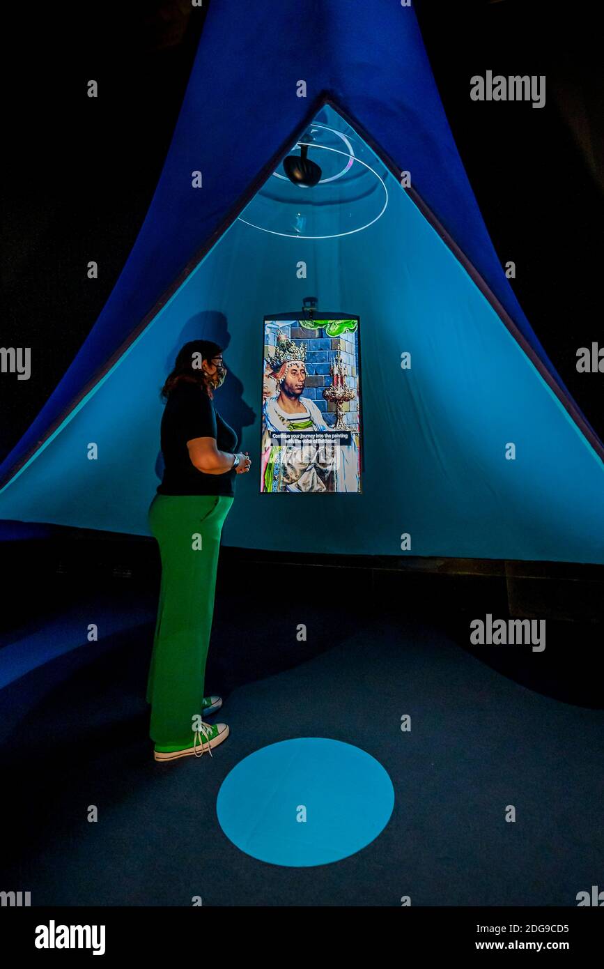 Londra, Regno Unito. 8 Dec 2020. Sensing the Unseen - un'opportunità per entrare nella 'Adorazione' di Gossaert in una nuova installazione presso la Galleria Nazionale che va dal 9 dicembre 2020 al 28 febbraio 2021. La nuova esperienza della Galleria circonda i visitatori con le immagini e i suoni del suo capolavoro di 500 anni fa. In 'l'Adorazione dei Re', Gossaert ha compresso il tempo e lo spazio in un ambiente ricco di dettagli, immaginato, dove alcuni elementi di questa familiare scena cristiana sono immediatamente chiari e altri sono nascosti per noi da scoprire. Attraverso paesaggi sonori, parole pronunciate, immagini digitali ad alta risoluzione e ge Foto Stock