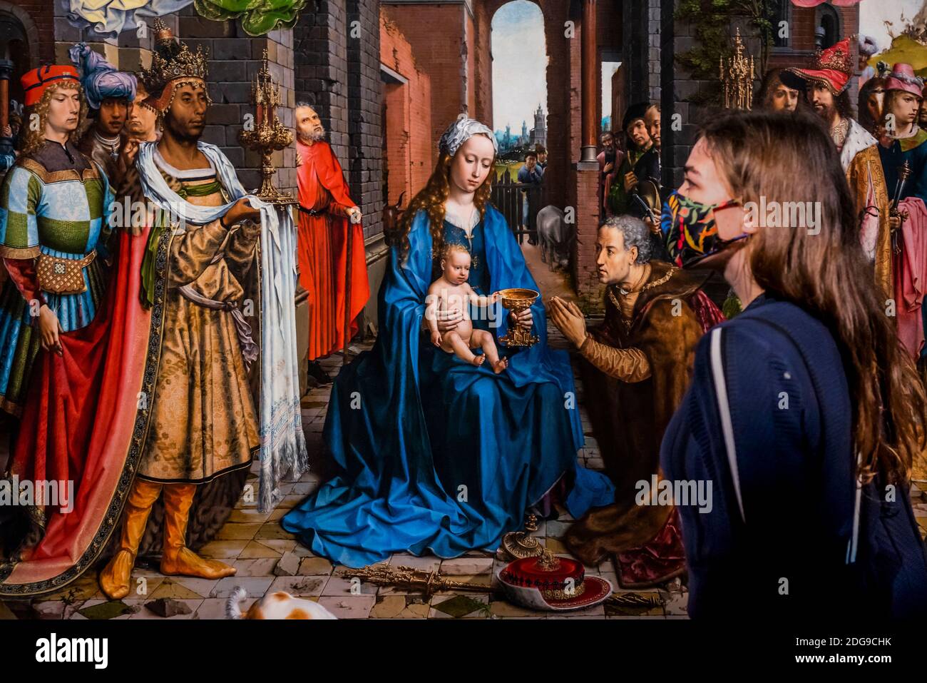 Londra, Regno Unito. 8 Dec 2020. Sensing the Unseen - un'opportunità per entrare nella 'Adorazione' di Gossaert in una nuova installazione presso la Galleria Nazionale che va dal 9 dicembre 2020 al 28 febbraio 2021. La nuova esperienza della Galleria circonda i visitatori con le immagini e i suoni del suo capolavoro di 500 anni fa. In 'l'Adorazione dei Re', Gossaert ha compresso il tempo e lo spazio in un ambiente ricco di dettagli, immaginato, dove alcuni elementi di questa familiare scena cristiana sono immediatamente chiari e altri sono nascosti per noi da scoprire. Attraverso paesaggi sonori, parole pronunciate, immagini digitali ad alta risoluzione e ge Foto Stock