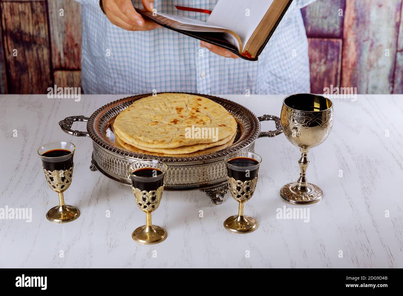 Comunione ancora vita vino, pane e Bibbia. Leggere la Bibbia all'inizio della comunione Foto Stock
