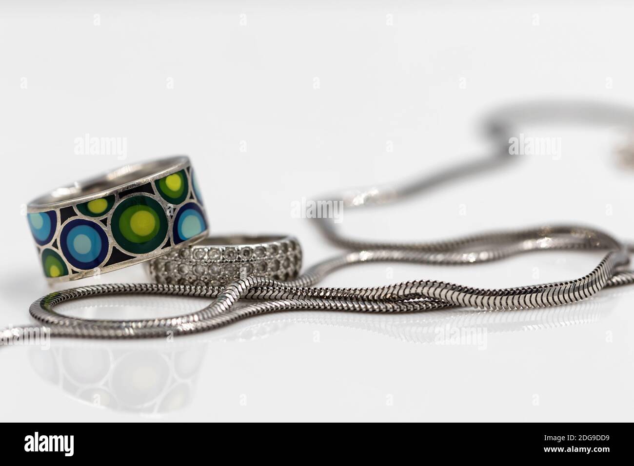 Elegante catena in argento con trama di serpente e anelli in argento Foto Stock