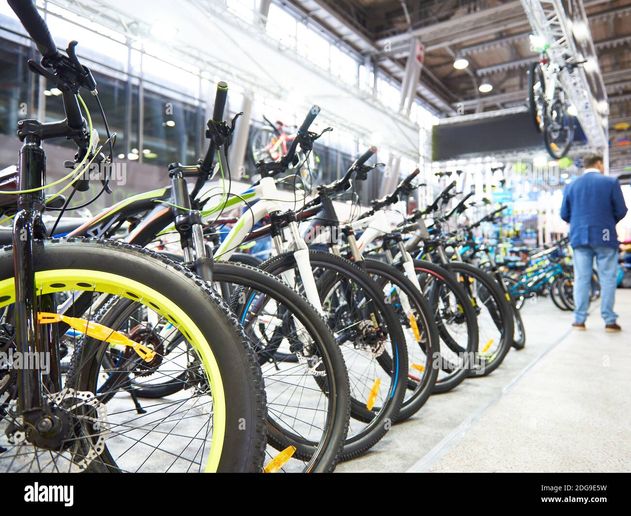 Fila moderno mountain bike nel negozio di articoli sportivi Foto Stock