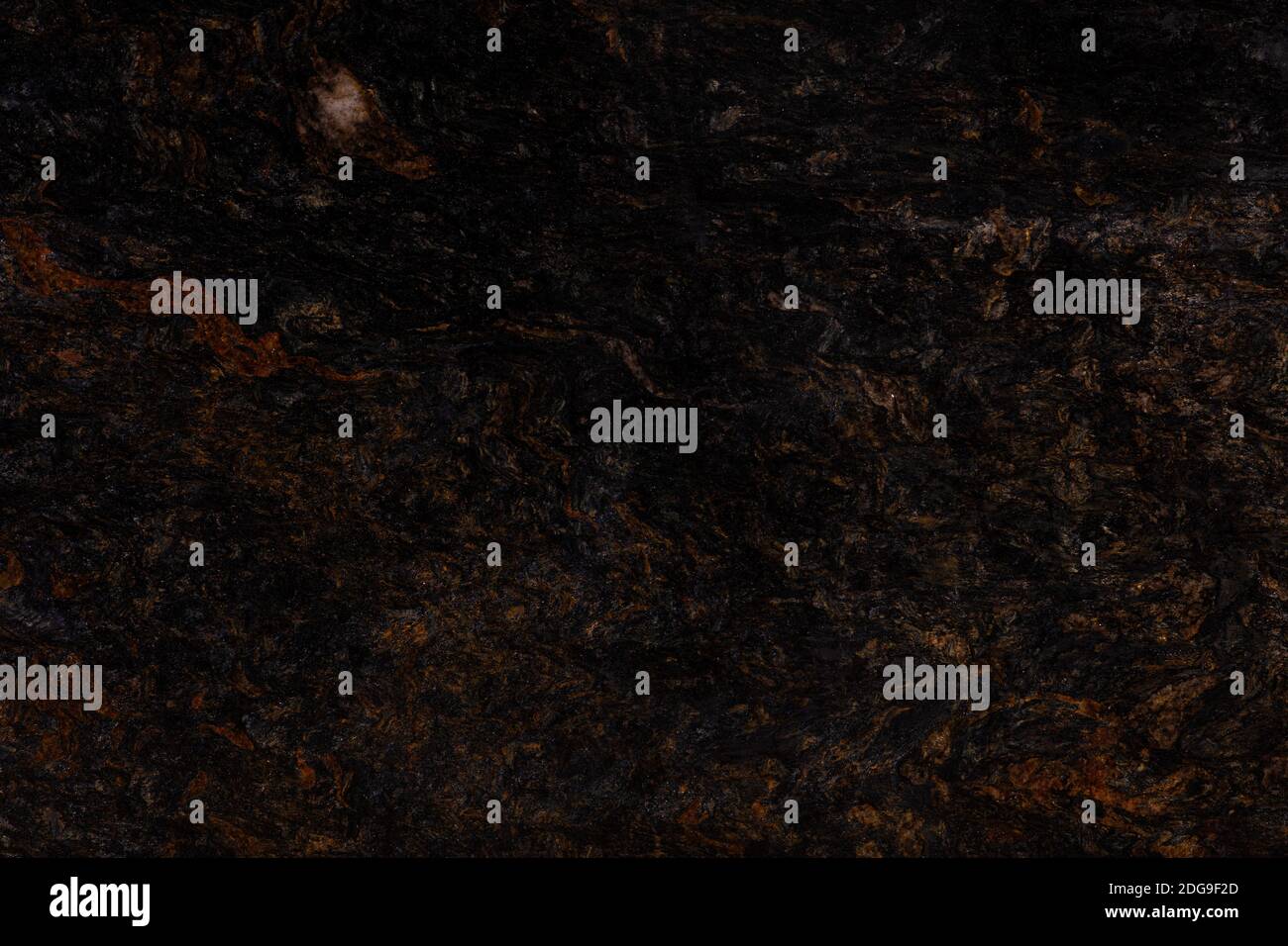 Metalicus - lastra di granito nero lucido naturale, arancione, struttura ideale per interni, sfondi o altri progetti di design perfetti. Foto Stock