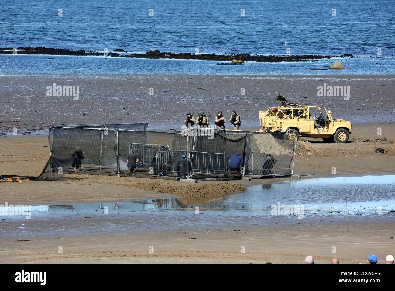 Scottish International Airshow Sabato 5 Settembre, Ayr, Ayrshire, Scozia, Regno Unito. Royal Marines sostenuto da un elicottero e la miniera spazzatrice fase di un esercizio di ostaggi gratuiti sulla spiaggia, con armi da fuoco e personale militare.Scottish Air Show prova di Royal Marine Assault a Ayr Beach con 43 Commando Fleet Protection un elicottero Merlin e Scozzese e Irlanda del Nord Yeomanry Foto Stock