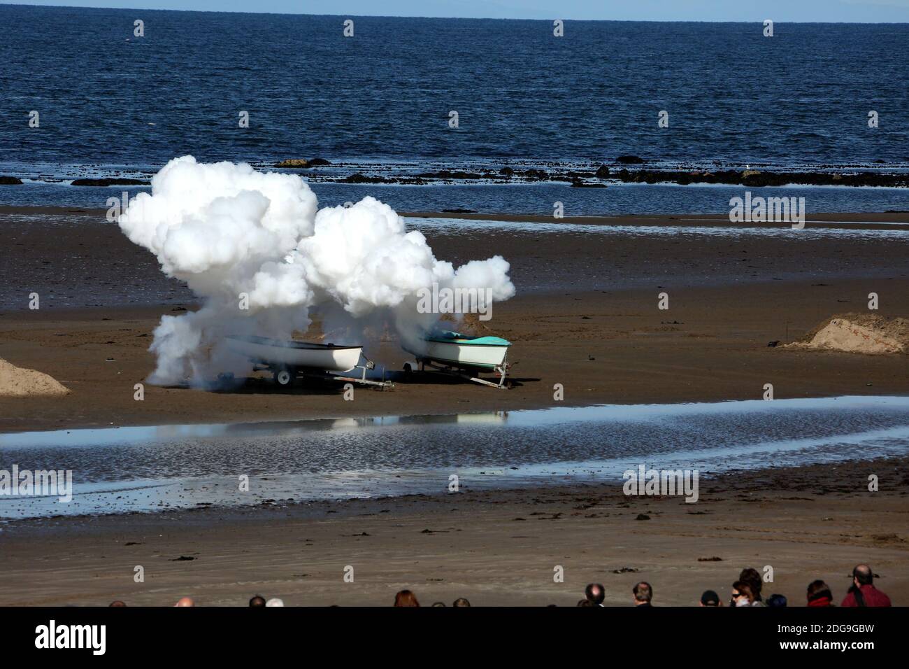 Scottish International Airshow Sabato 5 Settembre, Ayr, Ayrshire, Scozia, Regno Unito. Royal Marines sostenuto da un elicottero e la miniera spazzatrice fase di un esercizio di ostaggi gratuiti sulla spiaggia, con armi da fuoco e personale militare.Scottish Air Show prova di Royal Marine Assault a Ayr Beach con 43 Commando Fleet Protection un elicottero Merlin e Scozzese e Irlanda del Nord Yeomanry Foto Stock