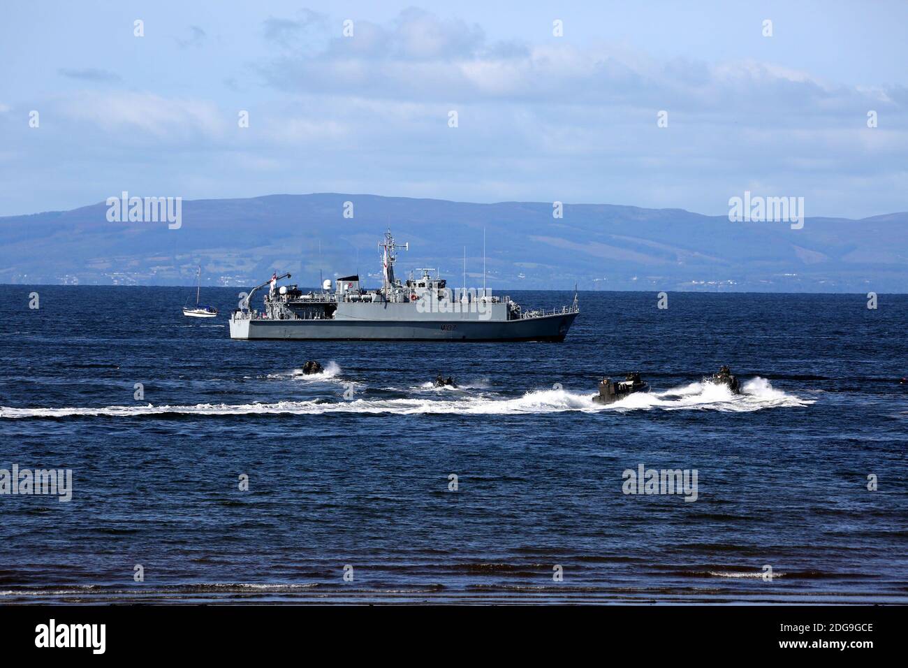 Scottish International Airshow Sabato 5 Settembre, Ayr, Ayrshire, Scozia, Regno Unito. Royal Marines sostenuto da un elicottero e la miniera spazzatrice fase di un esercizio di ostaggi gratuiti sulla spiaggia, con armi da fuoco e personale militare.Scottish Air Show prova di Royal Marine Assault a Ayr Beach con 43 Commando Fleet Protection un elicottero Merlin e Scozzese e Irlanda del Nord Yeomanry Foto Stock