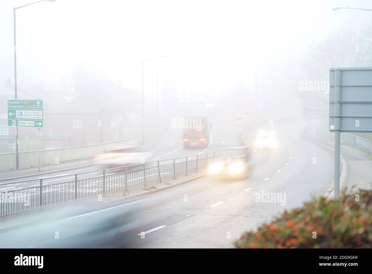 Accelerare il traffico nel Regno Unito in nebbia e nebbia torbida con sfocatura del veicolo. Foto Stock