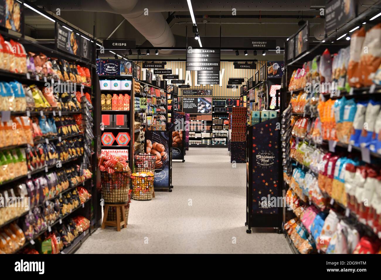 Marks & Spencer M&S Food Shop in Two Rivers, Staines, Surrey, giovedì 2 dicembre 2020. Foto Stock