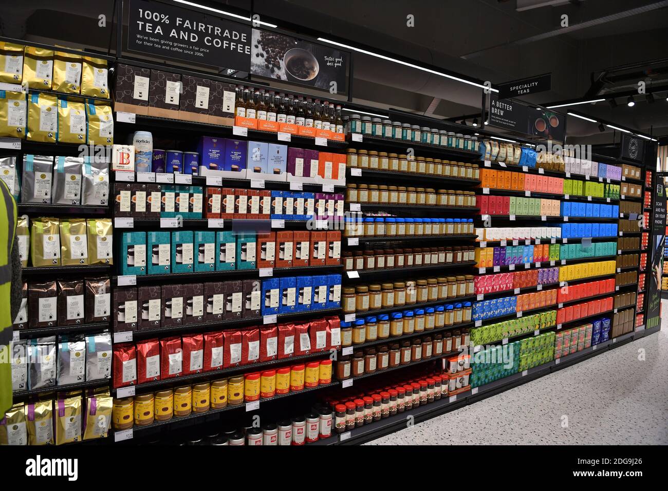Marks & Spencer M&S Food Shop in Two Rivers, Staines, Surrey, giovedì 2 dicembre 2020. Foto Stock