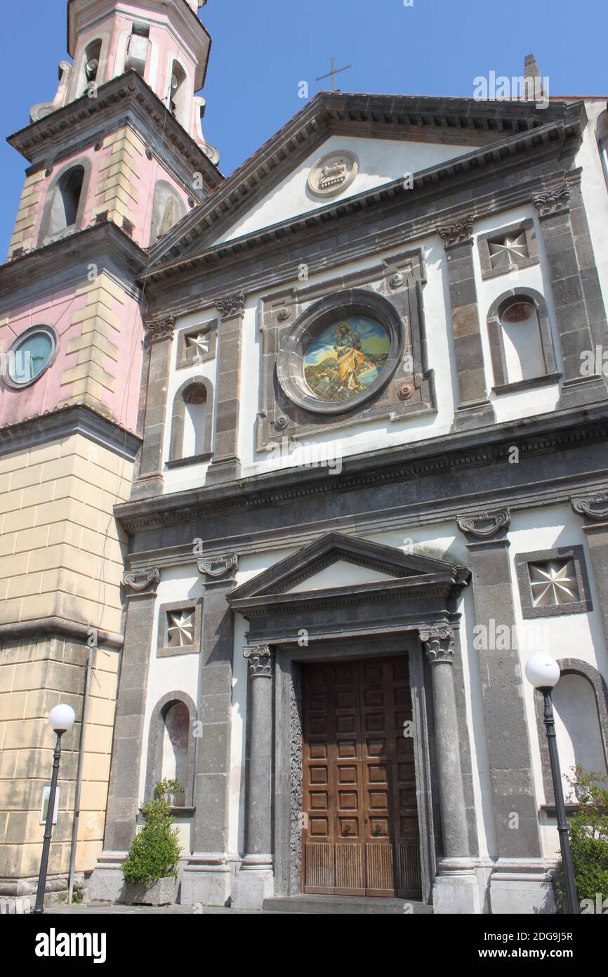 Facciata della chiesa di San Giovanni Battista di Vietri. Costiera Amalfitana, Italia Foto Stock