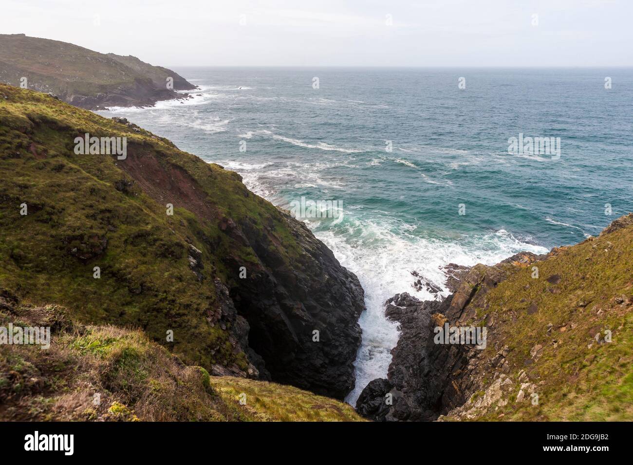 La costa aspra a ovest della miniera di Botallack: De Narrow Zawn e Kenidjack Cliff, West Penwith, Cornovaglia, Regno Unito Foto Stock