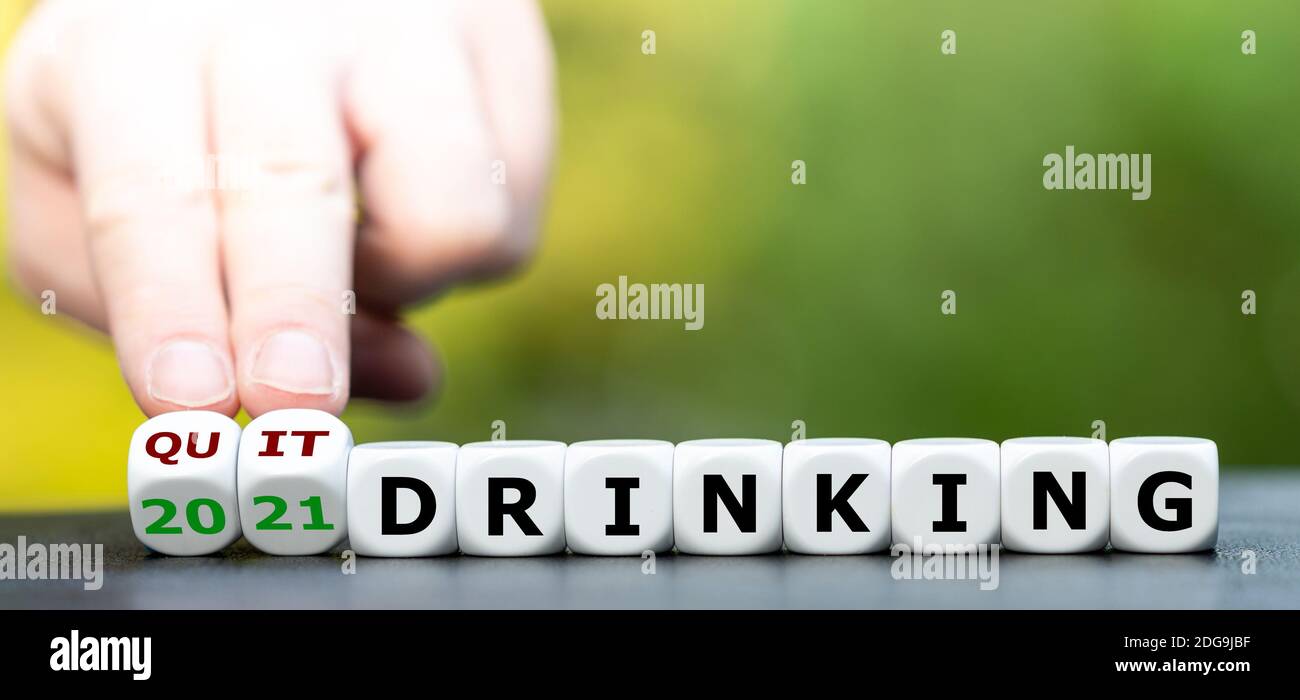 Risoluzione di nuovi anni. I dadi formano l'espressione 'quit drinking'. Foto Stock