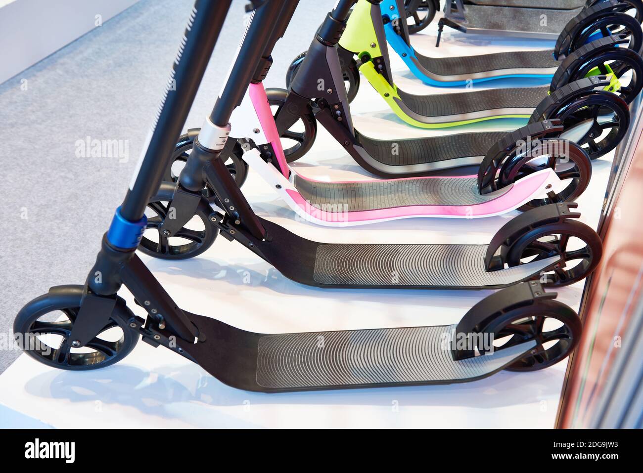 Scooters del calcio in negozio di sport Foto Stock