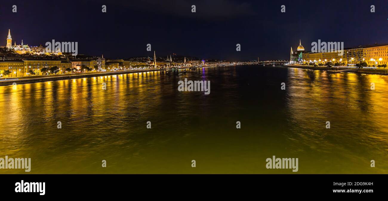 Vista su Budapest e sul Danubio di notte Foto Stock