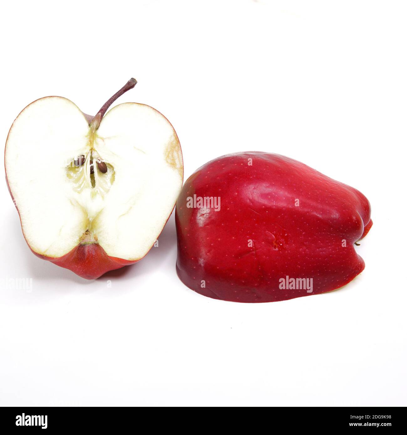 Apple dimezzata. Isolato. Primo piano di mela rossa con pips a metà isolato su uno sfondo bianco dello studio. Foto Stock