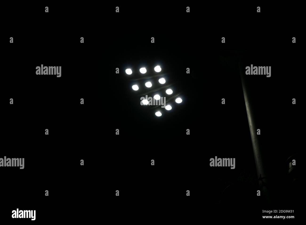 Luce stradale a LED su sfondo scuro a Aliağa, İzmir. Foto Stock