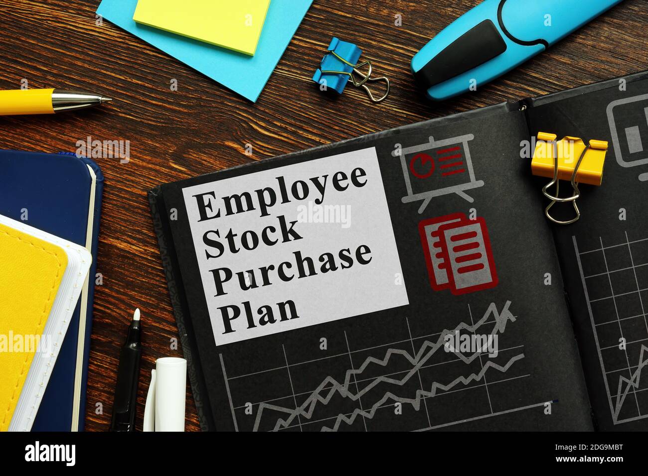Le informazioni ESPP del piano di acquisto delle azioni dei dipendenti sono contenute nel blocco note nero. Foto Stock