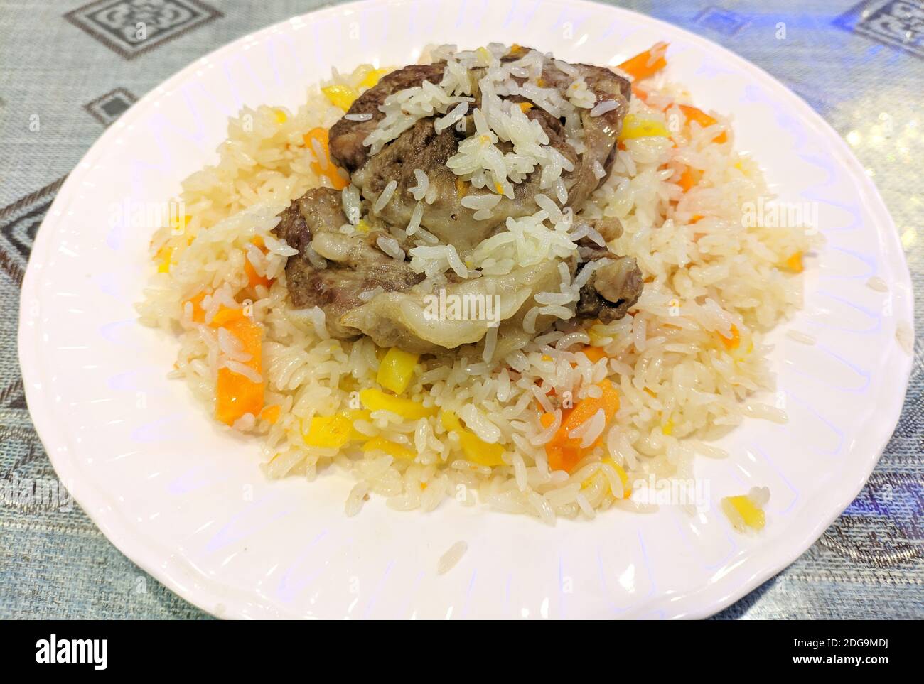 carne di montone con riso strapazzate sul piatto bianco pronto per mangiare Foto Stock