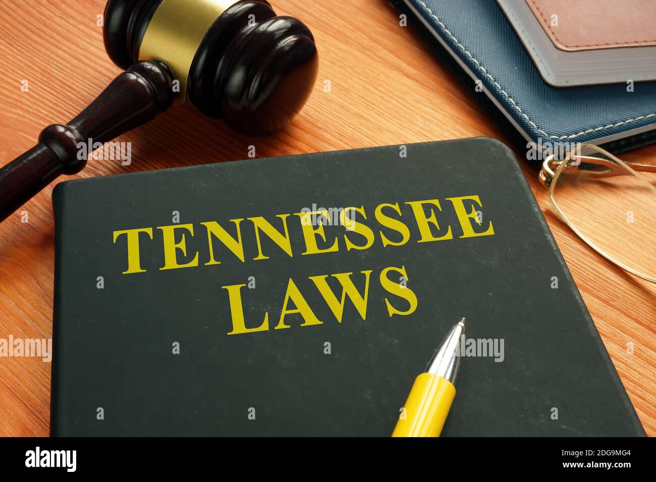 Legge statale del Tennessee con gavel e carte. Foto Stock
