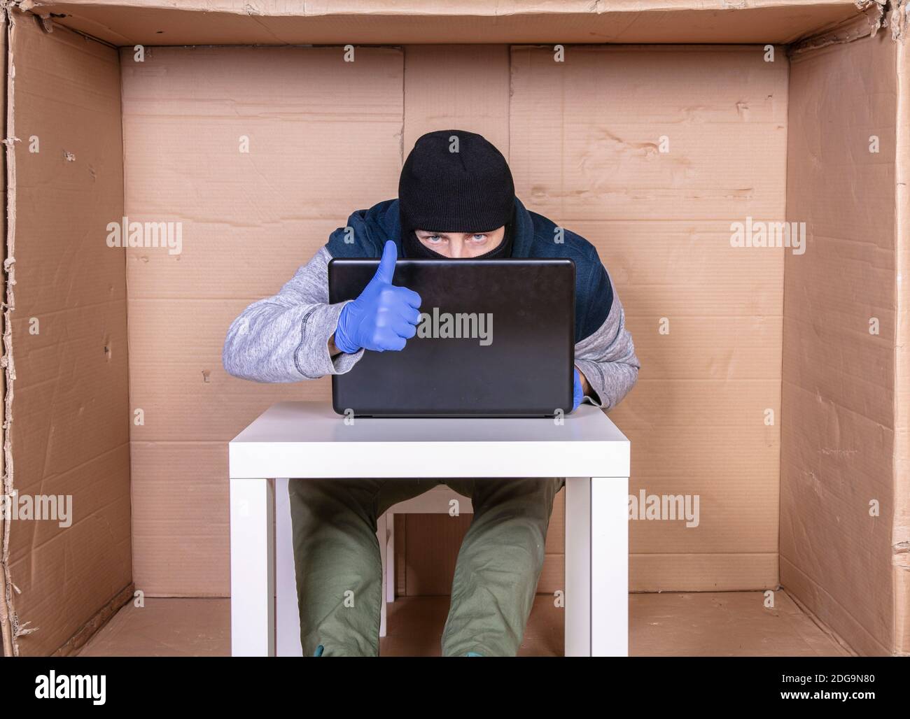 hacker mostra i pollici in su, buona idea di sicurezza del internet Foto Stock