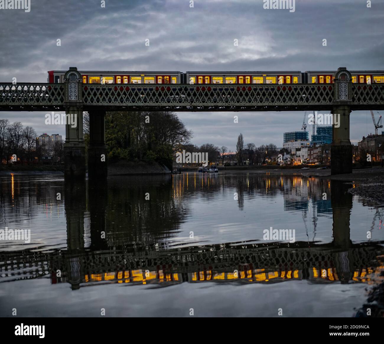 Ponte ferroviario Kew al tramonto Foto Stock
