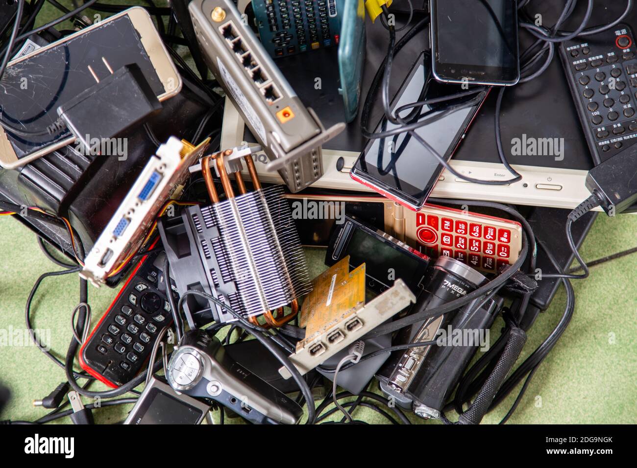Pila di prodotti elettronici assortiti e-waste Foto Stock