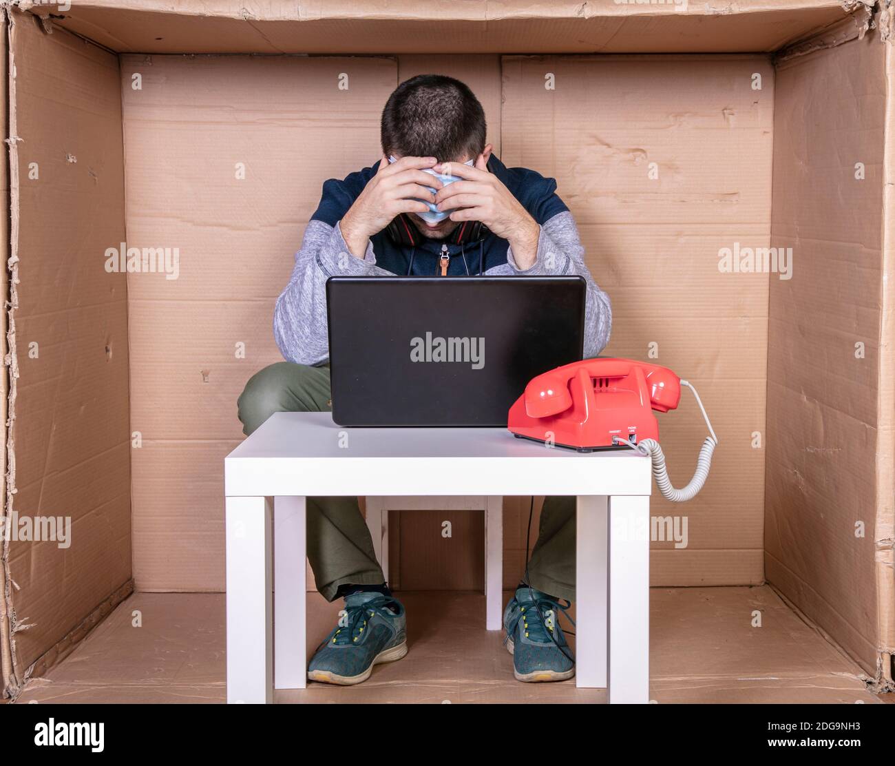 uomo d'affari rotto, l'effetto di lavorare da casa, piccolo spazio personale causa depressione Foto Stock