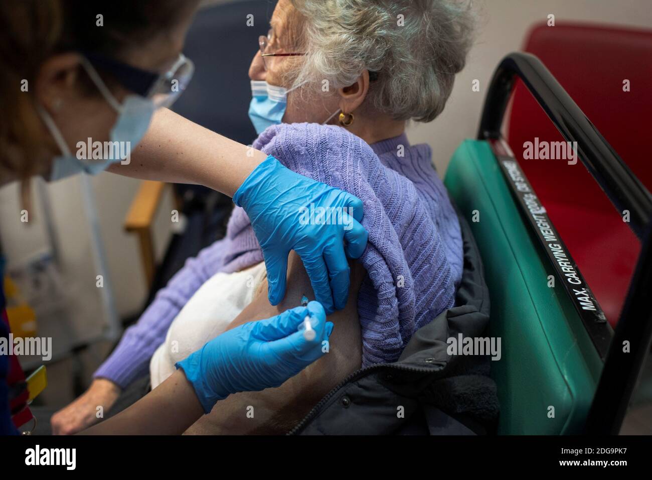Una donna riceve il primo dei due vaccini Pfizer/BioNTech COVID-19, presso il Guy's Hospital, all'inizio del più grande programma di immunizzazione della storia britannica, a Londra, in Gran Bretagna, l'8 dicembre 2020. Victoria Jones/Pool via REUTERS Foto Stock