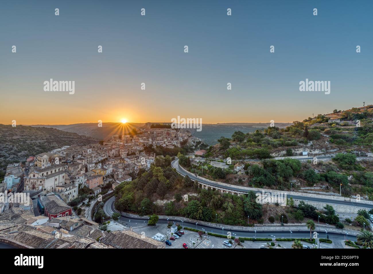 Sunrise presso la vecchia città barocca di Ragusa Ibla in Sicilia Foto Stock
