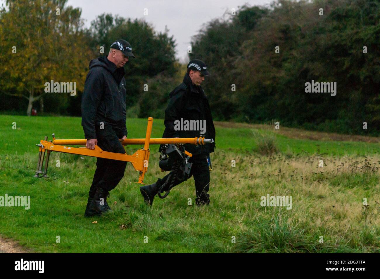 Ufficiali specializzati della polizia delle West Midlands guastano attraverso la crescita eccessiva su Newbold Comyn, dove il corpo di una donna è stato trovato giovedì 29 ottobre. Anthony Russell, 38 anni, fu poi accusato di omicidio insieme ad altri due che furono uccisi a Coventry all'inizio dell'anno. Foto Stock