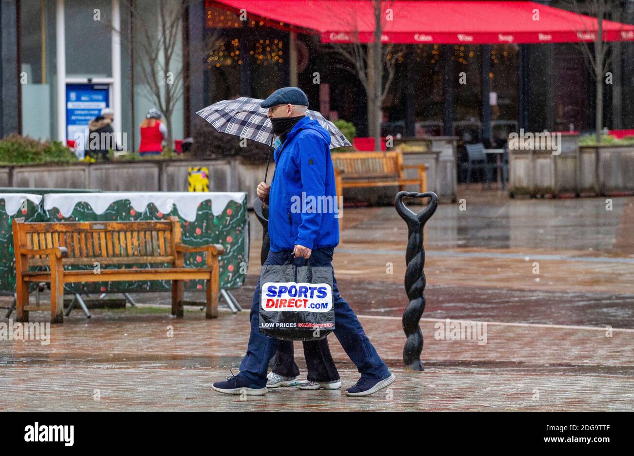 Dundee, Tayside, Scozia, Regno Unito. 8 Dic 2020. Regno Unito tempo: Una mattina opaca e fredda con docce sparse in tutto il Nord-Est della Scozia, temperature massime 6°C. I residenti locali che tengono in mano ombrelloni al riparo dalla pioggia sono fuori shopping nel centro della città in una giornata fredda e bagnata. Sono inoltre ben consapevoli delle linee guida di allontanamento sociale e dell'uso di maschere facciali durante il Teir 3 Covid-19 Lockdown nella regione di Tayside. Credit: Dundee Photographics/Alamy Live News Foto Stock