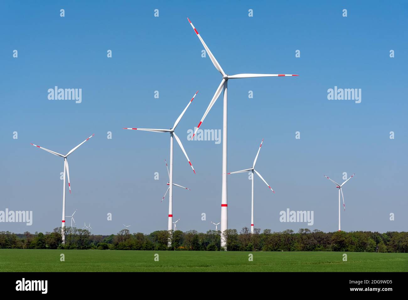 Le turbine eoliche in un'area agricola visto in Germania Foto Stock