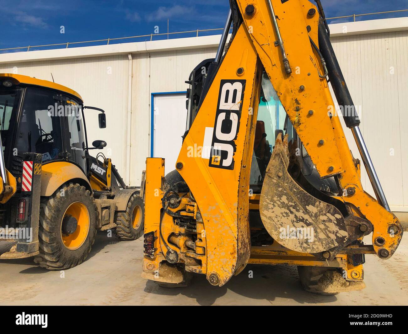 Caricatore retroescavatore jcb parcheggiato. Istanbul, Turchia - Dicembre 2020 Foto Stock