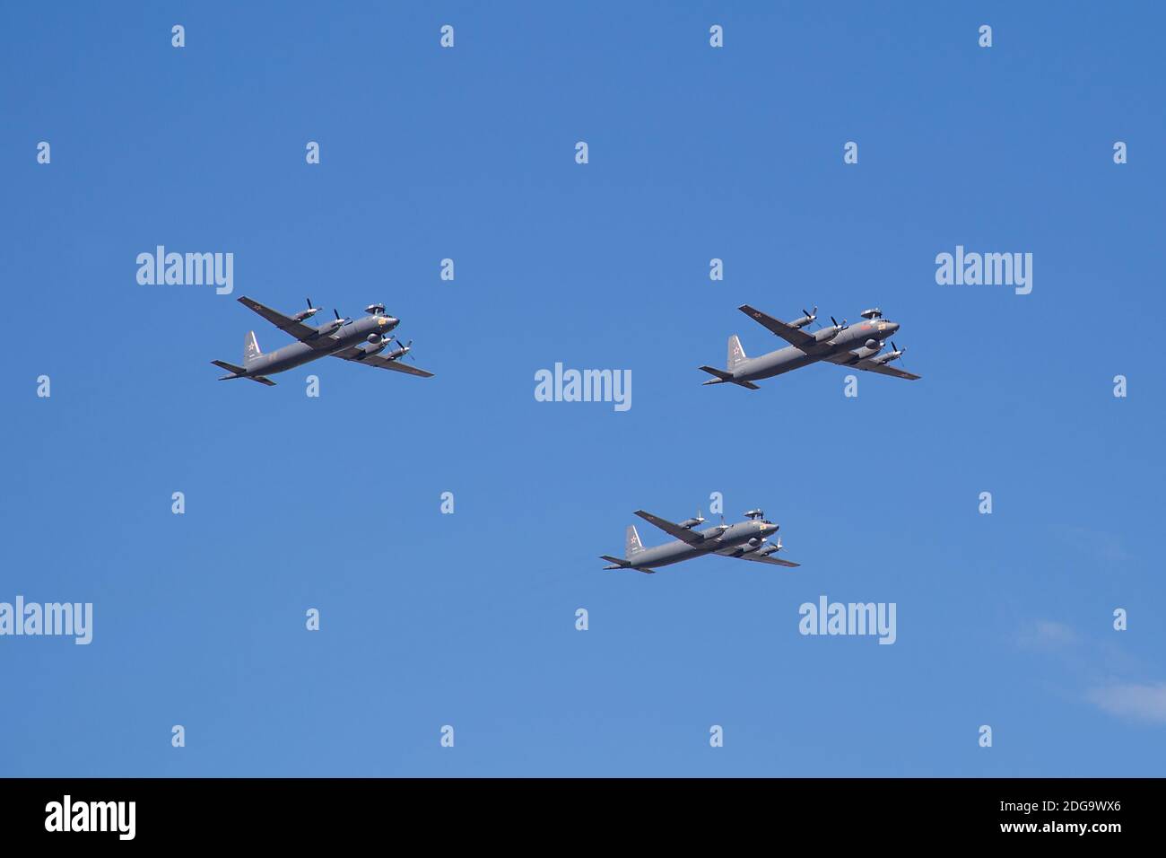 07.26.2020. Russia, San Pietroburgo: Parata aerea. La parata militare dell'aviazione il giorno della Marina. Un gruppo di il-38 medio-gamma anti-sottomarino Foto Stock