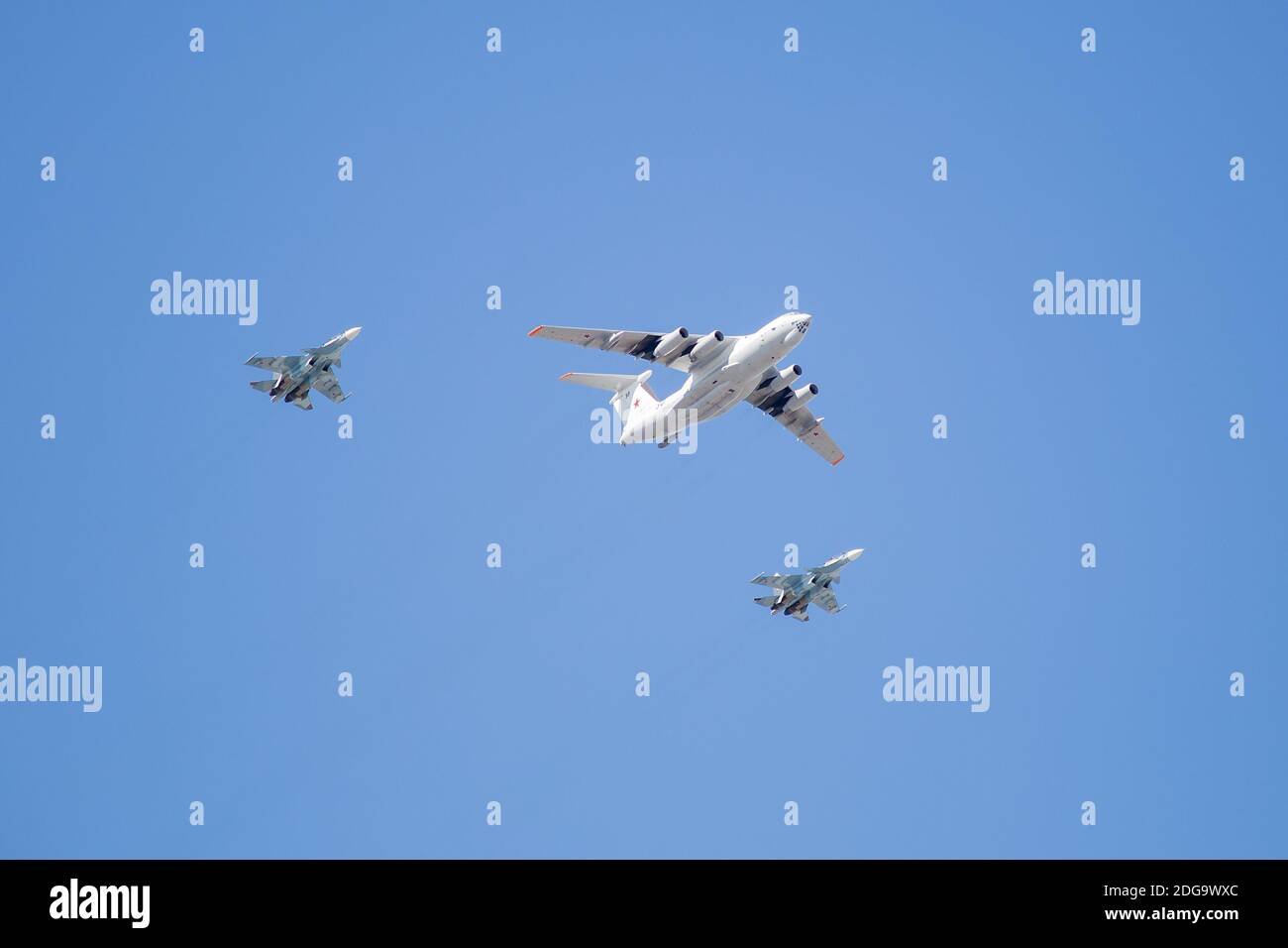 07.26.2020. Russia, San Pietroburgo: Parata aerea. La parata militare dell'aviazione il giorno della Marina. Un velivolo da trasporto militare il-78 e un velivolo da trasporto Foto Stock