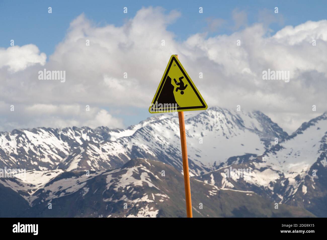 Russia. Regione di Krasnodar. Un cartello che avverte i turisti del pericolo di cadere da una scogliera in montagna. Foto Stock