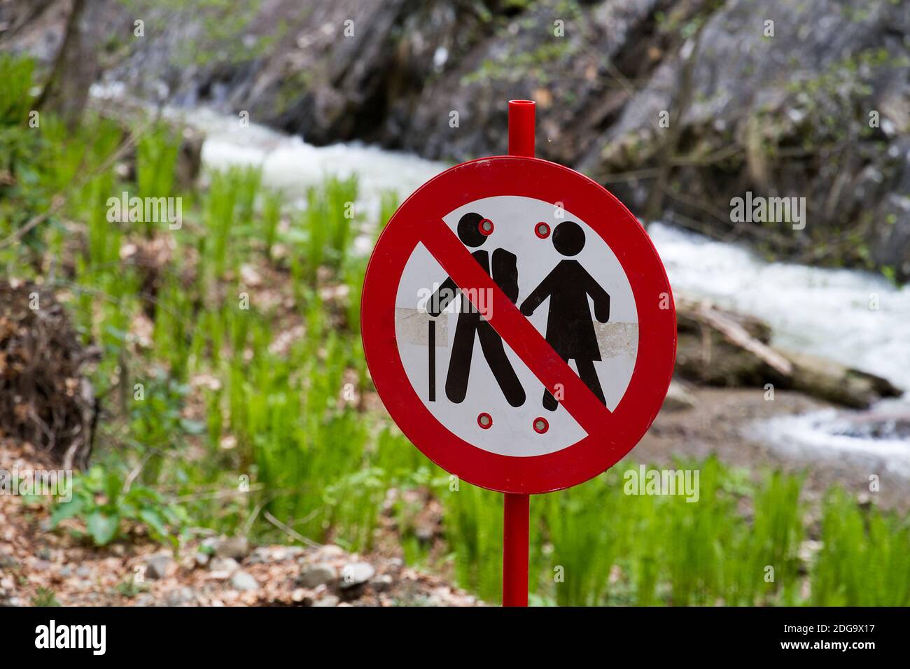 Russia. Regione di Krasnodar. Camminare segno di negazione in montagna. Foto Stock