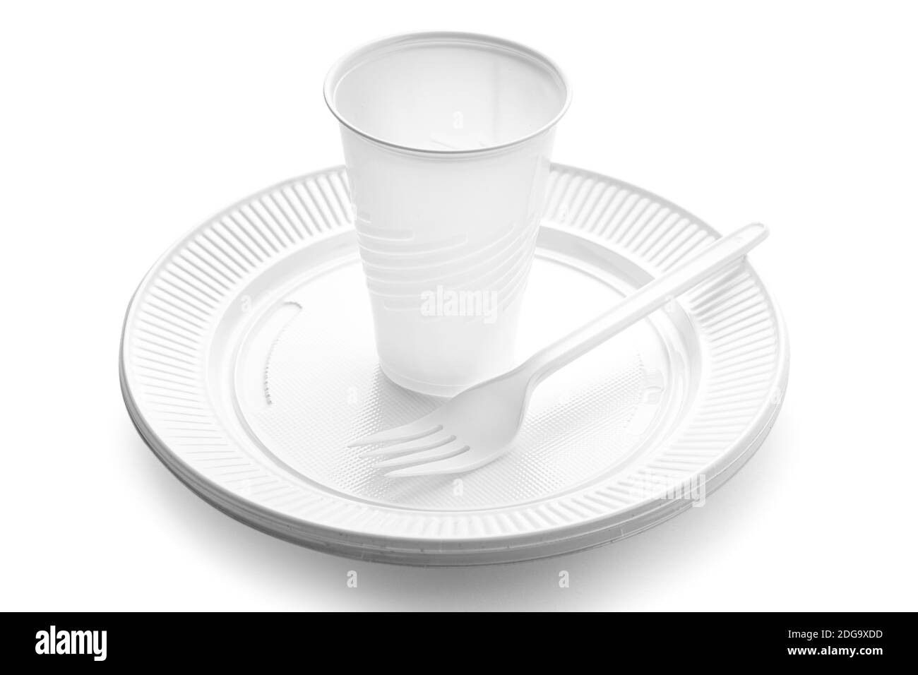 Stoviglie di plastica. Vaso bianco, piastra e forchetta su sfondo bianco. Rifiuti di plastica monouso Foto Stock
