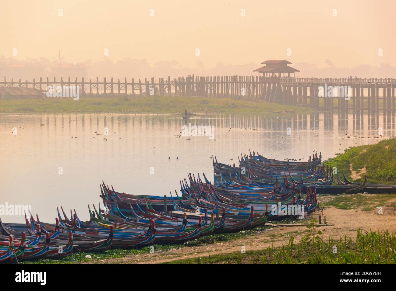 U-Bein ponte nella nebbia, in Amarapura, Mandalay, Birmania Myanmar Foto Stock