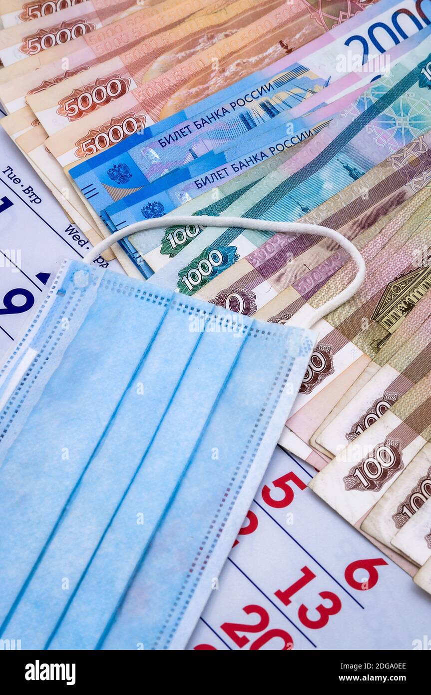 Denaro russo e maschera protettiva, modalità maschera, maschera medica e denaro Foto Stock