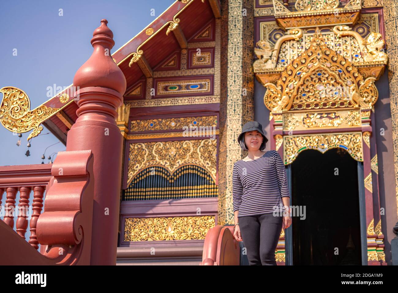 Ritratto di donna turistica asiatica al bellissimo tempio della Thailandia, donna turistica di mezza età viaggia in Thailandia, occhi guardando la macchina fotografica, volto sorridente. Foto Stock