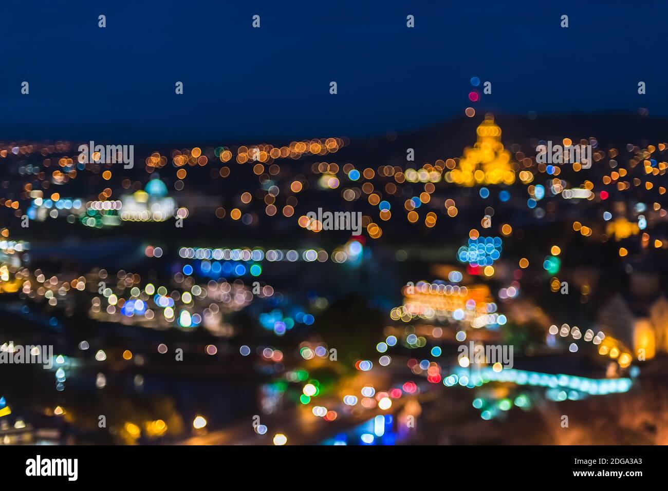 Blur notte blu vista delle luci della città con il cerchio luminoso bokeh di fondo di forma Foto Stock