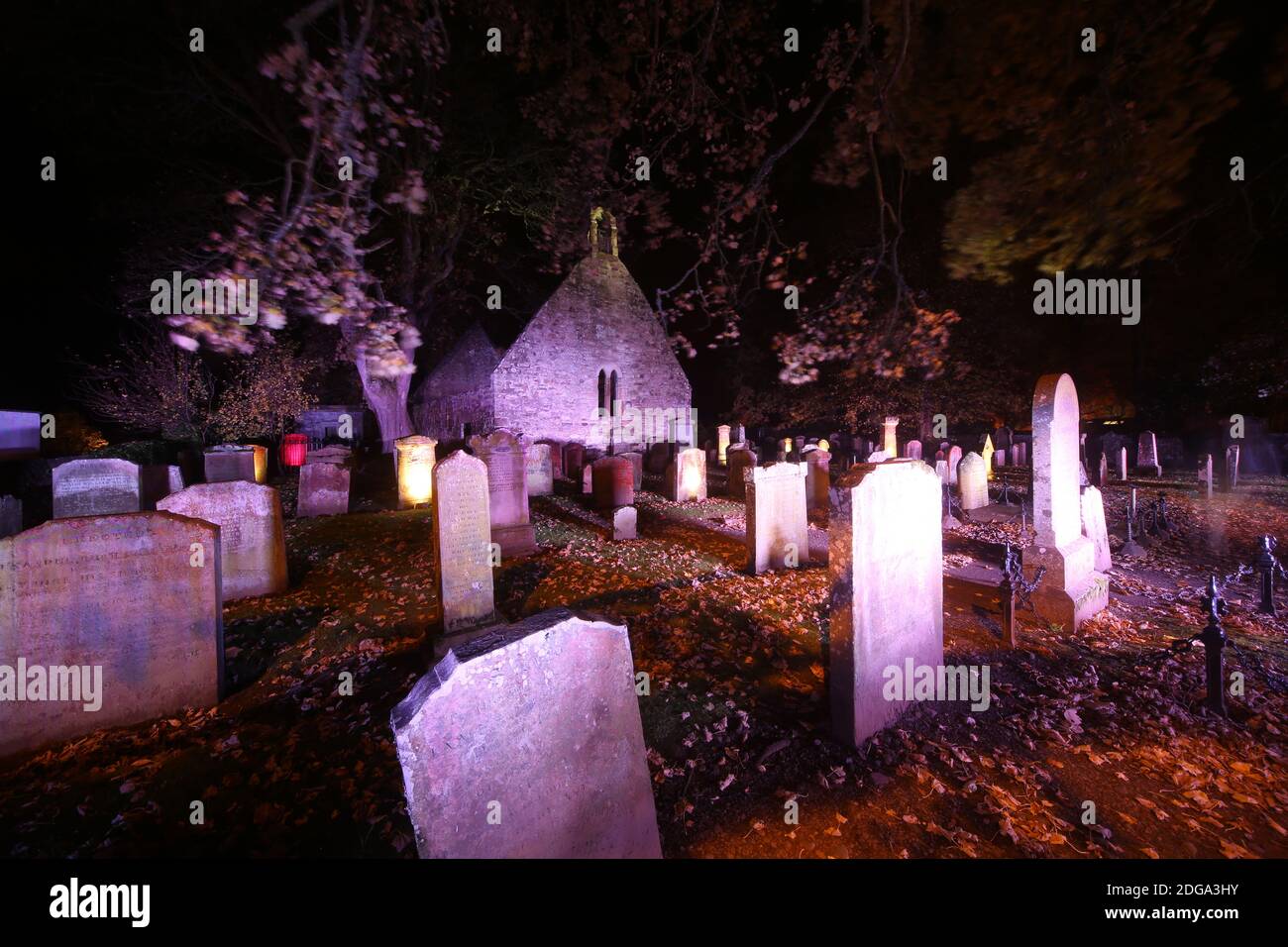 Alloway Auld Kirk, Ayrshire, Scozia, Alloway Auld Kirk, Che risale al 16 ° secolo, è una rovina in Alloway, South Ayrshire, Scozia, celebrato come la scena della danza delle streghe nella poesia 'Tam o' Shanter' di Robert Burns. Programmato Antico Monumento e la categoria A elencati chiesa in rovina, il cimitero associato è di categoria B. Altre persone notevoli sepolte qui includono Lord Alloway e Charles Acton Broke. Era il figlio dell'Ammiraglio posteriore Sir Philip Bowes Acton Broke, il primo uomo a sconfiggere e catturare una nave americana nella guerra del 1812. Foto Stock