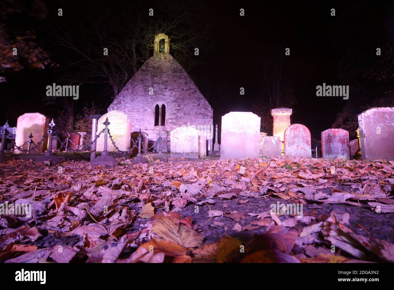 Alloway Auld Kirk, Ayrshire, Scozia, Alloway Auld Kirk, Che risale al 16 ° secolo, è una rovina in Alloway, South Ayrshire, Scozia, celebrato come la scena della danza delle streghe nella poesia 'Tam o' Shanter' di Robert Burns. Programmato Antico Monumento e la categoria A elencati chiesa in rovina, il cimitero associato è di categoria B. Altre persone notevoli sepolte qui includono Lord Alloway e Charles Acton Broke. Era il figlio dell'Ammiraglio posteriore Sir Philip Bowes Acton Broke, il primo uomo a sconfiggere e catturare una nave americana nella guerra del 1812. Foto Stock