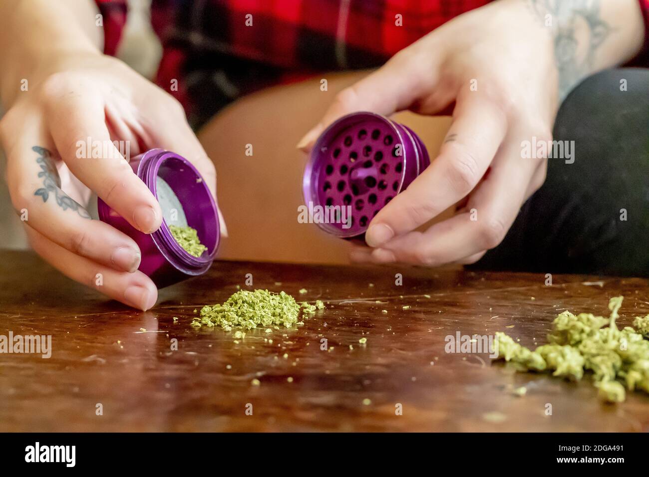 Modello giovane Brunette fumante Marijuana Foto Stock