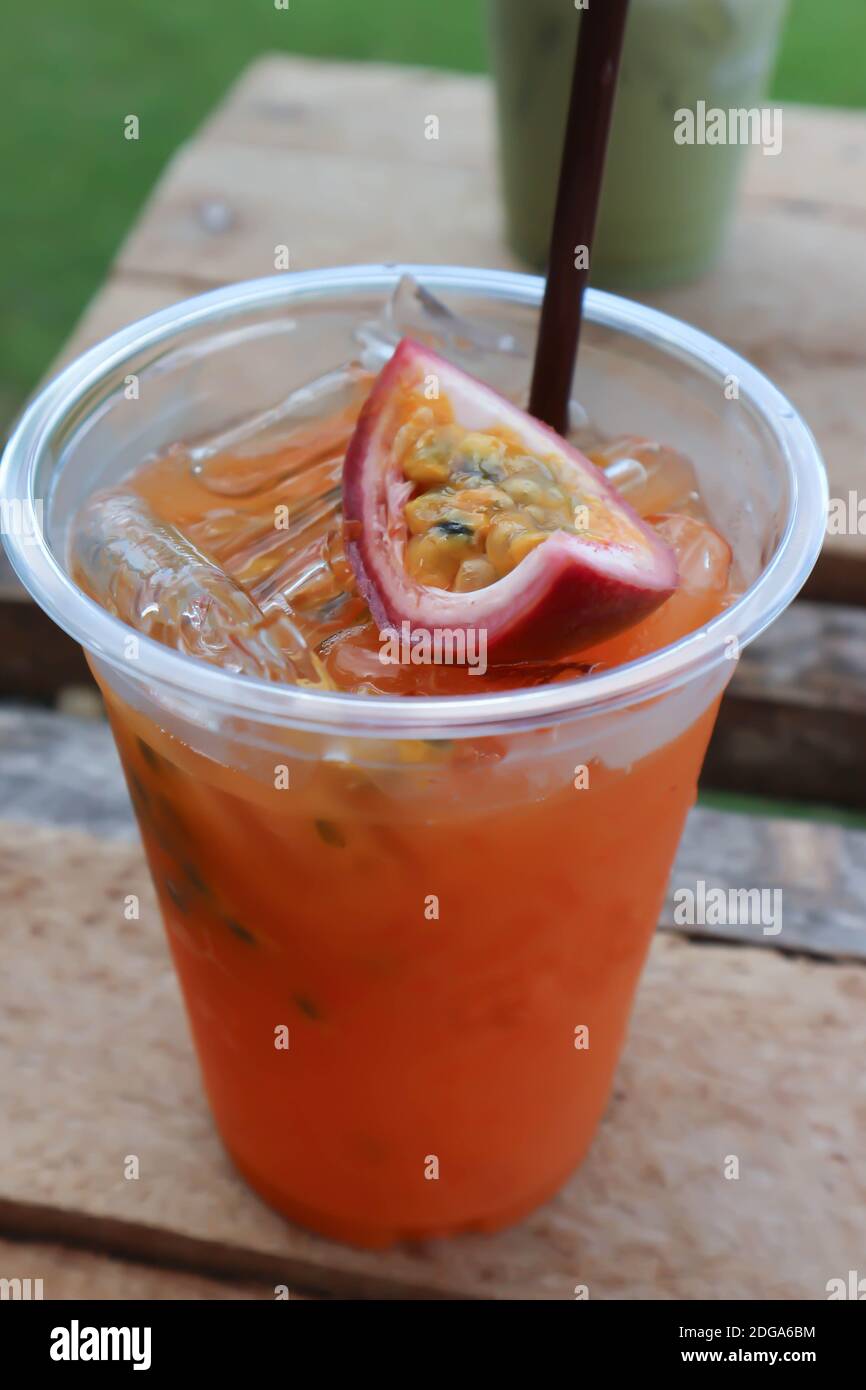succo di frutta passione, soda di frutta passione per servire Foto Stock