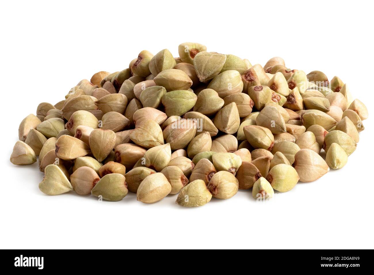 Primo piano di mucchio di grano saraceno verde grezzo isolato su bianco. Foto Stock