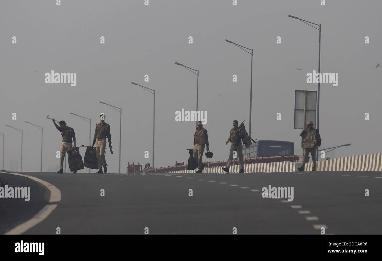 Nuova Delhi, Nuova Delhi, India. 8 Dic 2020. I poliziotti sorvegliano l'autostrada durante la protesta degli agricoltori contro la nuova legge agricola. Centinaia di agricoltori hanno bloccato un’autostrada durante la loro protesta nazionale contro le bollette agricole recentemente approvate al confine con Delhi-Utttar Pradesh a Nuova Delhi, in India, l’8 dicembre 2020. Credit: Vijay Pandey/ZUMA Wire/Alamy Live News Foto Stock